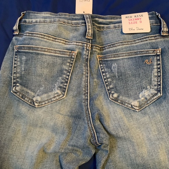 Light Wash Distressed Skinny Jeans - Picture 2 of 4